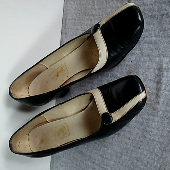 Vintage 1960s two Tone Brogue style heels 👠 - Picture 1 of 9